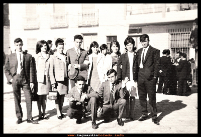 De boda
Grupo de amigos de boda, entre ellos se encuentran Tere Peláez Polo Orgaz y los hermanos Paco y Alfonso Sánchez  “tolos”
Palabras clave:  amigos  boda