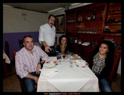 De cena
Obsequio de una cena por parte de casa PEPE, al ganador del sorteo de tradiciones al fresco Juan José Nuño Morales  (1-9-2012) 
Gracias Pepe, los comensales quedaron muy satisfechos.

Palabras clave: cena casa PEPE sorteo tradiciones fresco