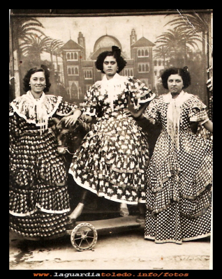 Fiestas patronales 1954
Petra Largo, Agustina Merino, Polonia Fernández. Año 1954
Fotografía típica de la época en las fiestas.

Palabras clave: Fotografía típica  las fiestas