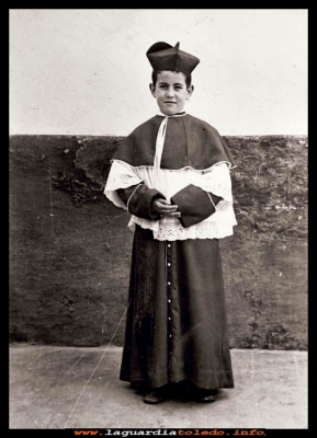 De monaguillo
Pepe Díaz-Valero  vestido de monaguillo, año 1954.
Palabras clave: Pepe monaguillo