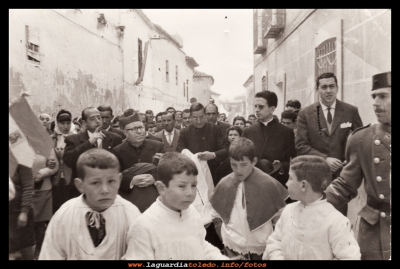 Despedida
Año 1962. El pueblo y las autoridades dan la “bienvenida o despiden” al obispo de Toledo Dº Enrique Pla y Daniel,   en la entrada del pueblo, “como era costumbre, siempre que había una visita importante, con banderitas”   
En la foto: los monaguillos: Ricardo Martin-rubio, Teo y Juanito, por detras el entonces alcalde del pueblo D. Gregorio Labrador, el obispo, y a continuación  D. José Vicente  y Dº Manuel  González “hijos de D. Fausto que fue  médico del pueblo durante varias décadas” 

Palabras clave: Año 1962. El pueblo  autoridades dan la “bienvenida  al obispo de Toledo