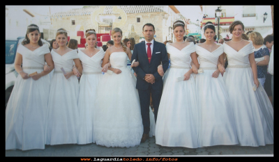 Corte de honor 2013
24 de Septiembre, damas, reina y mantenedor,  del 2013, en la plaza.
Marian Fernández Valdeolivas,  Irene Ortega-Villaizan López, Laura Tavira Quiles, Mª Teresa Huete Espada, Angel Luis Huete Martín,
Irene Sánchez-Pascuala Dones, Cristina Guzmán Ruiz,  Laura  Guzmán Gómez,
Palabras clave: damas, reina y mantenedor del 2013