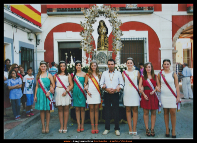 Dia 25
Reina, damas y mantenedor de las fiestas del 2013, en la plaza con el Santo Niño
Palabras clave: fiestas del 2013