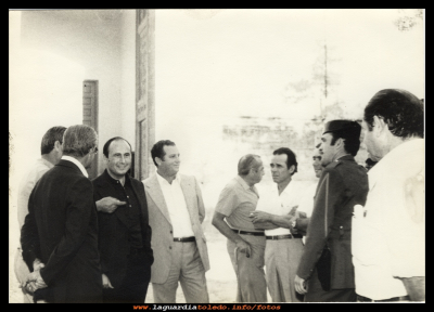 Don Marcelino
20 de Julio de 1975 Toma de posesión de Don Marcelino, Charla en la puerta de la Iglesia autoridades de la época y vecinos del pueblo.
de izquierda a derecha: de espaldas Francisco Hernández , Don Marcelino, Angel Valero, Gregorio Labrador, José Maria Tejero, Eugenio Moya y el Guardia Civil José Simón.
Si alguien sabe quien es el hombre de la derecha que está de perfil que lo documente.
INSTITUCIONES: La Parroquia
Palabras clave: Toma de Posesión