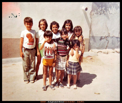 EN EL BARRIO
De niños en el barrio, José, Mª Sol, Merce, Rosi, Pili, José “el epi”, Celi y Asu (1975)
Palabras clave: Niños Barrios