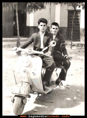 EN VESPA
Dos amigos en vespa, en la plaza, justo al lado del ayuntamiento, Guillermo Peláez y Juan Huete Sánchez. Año 1959
Palabras clave:  amigos  vespa plaza  ayuntamiento,