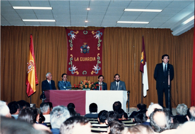 EL CENTRO SOCIAL
Inauguración del "Centro Social" en Mayo del 1987. 
Esta fue llevada a cargo por Don Rafael Martín Sazs, por entonces, consejero de presidencia de la junta de comunidades. acompañado también por el entonces alcalde de La Guardia, Don Santiago Pérez Charmes. 
Palabras clave: Inauguración  "Centro Social"
