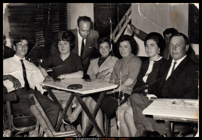 CHICOS Y CHICAS
Amigos en un día de fiesta, años 60.
Consta Tejero, Lola Orgaz, Chelo Pérez, Jose Potenciano, Angelita y Paco Santiago.
Palabras clave: Amigos fiesta