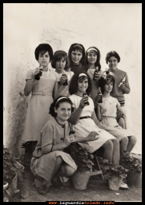 Las amigas
Cuadrilla de amigas en los años 60.
Cari Nuño, Araceli, Marisa Sánchez-Pascuala, Lourdes Guzmán, Carmen Orgaz, X, Milagros Hernández y Mari Guzmán.




Palabras clave:  amigas  años 60