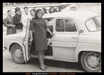  El Gordini
Inés Orgaz (la carnicera) posando delante del Gordini (coche de su padre) detrás sus amigas, Nina, Mari Sánchez, Mª Antonia, Ino, Magdalena, Mercedes y Mari Valle.

Palabras clave: posando delante del Gordini