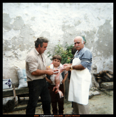  El almuerzo
Preparando el almuerzo. Paco Sánchez “tolo” Mario y Eleuterio (el alfiler).
Eleuterio fue otro de los emigrantes guardiolos, vivió muchos años en Australia.
Palabras clave: Emigrantes guardiolos