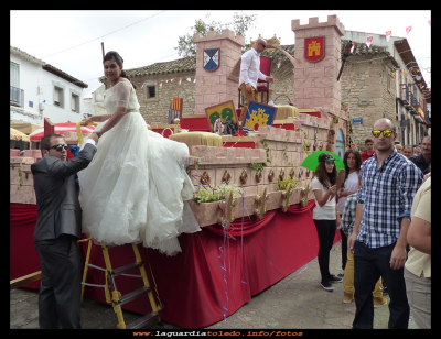 El descenso
Descenso de la reina aspirante Mª José de la carroza (24-9-2014)
Palabras clave: reina Mª José 