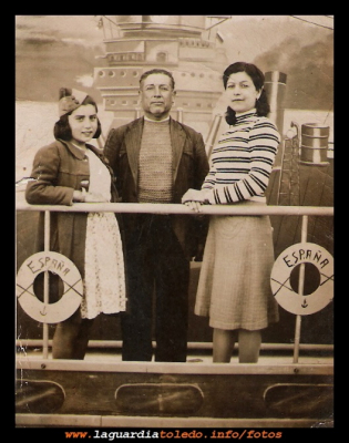  El moñito
Año 1943, Juan “moñito” Paca su hija y su nuera Inés

