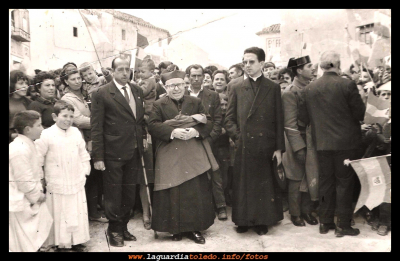  El obispo
Año 1962. El pueblo y las autoridades dan la bienvenida al obispo de Toledo D, Enrique Pla y Daniel,  recibiéndole en la entrada del pueblo, “como era costumbre, siempre que había una visita importante, con banderitas”   
En la foto: los monaguillos Juanito y Teo, le sigue el entonces alcalde del pueblo D. Gregorio Labrador, el obispo, y a continuación  D. José Vicente González “hijo de D. Fausto que fue  médico del pueblo durante varias décadas” 
En la parte de atrás entre otros: María Goñiz,  Fernanda Nuño con su hijo en brazos, Santiago Martin-Rubio el tío “Tinin” y unos cuantos más…  

Palabras clave: Año 1962 bienvenida al obispo de Toledo D, Enrique Pla y Daniel