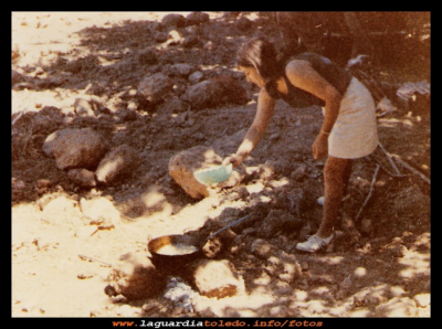 El oril
Inés (la carnicera) haciendo un guiso de campo,  la sartén en el oril. Años 70.
EL CURSO DE LA VIDA: -> La juventud y los amigos
Palabras clave:  la sartén el oril