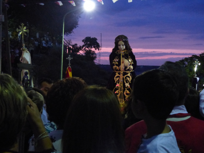 El Santo Niño
El santo Niño entrando en el pueblo, en perejón es recibido con aplausos por los guardiolos. (6-9-2015) 
Palabras clave: El Santo Niño