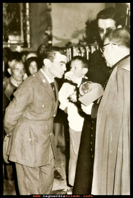 El quinto
Julián Guzmán (el quinto) besando la mano al obispo año 1965.
Palabras clave: el quinto obispo 