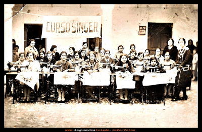 El taller
Curso de la máquina de coser Singer, que se impartía entre las jóvenes para que aprendieran su manejo.
Todas son chicas de La Guardia del año 1933.

Palabras clave: Curso de la máquina de coser Singer 1933