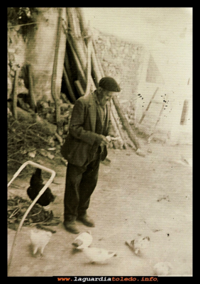 El tio Facundo
Facundo Orgaz alimentando a las gallinas y palomas en su corral 1970.
Palabras clave: Facundo Orgaz