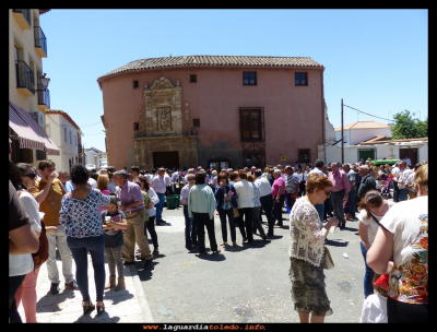  El zurra y los Cacahuetes
San Isidro. Dando cuenta de el zurra y la limonada (que con la calor que hacia pasaba muy bien tan fresquita) acompañada de los "alcaguetes"
(15-5-2015)
Palabras clave: San Isidro el zurra 