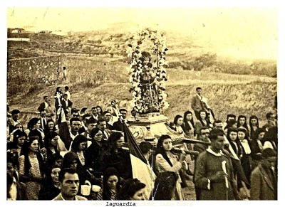 Procesión del Santo Niño. Años 50
Suponemos que es un primer fin de semana de Septiembre, porque se está subiendo el Santo Niño al pueblo desde la Ermita
