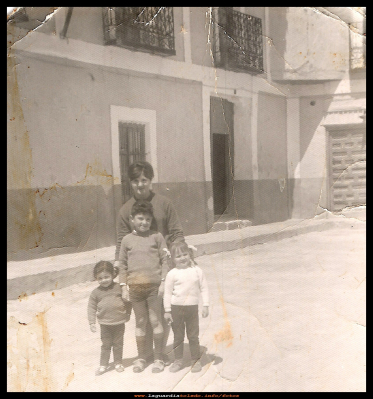 Emilia y sobrinos
Emilia Campaya junto a sus sobrinos, Ana Mari, José Vicente y Mª Asunción. Al fado el antiguo ayuntamiento, a la izquierda la puerta principal y en frente la puerta de los serenos. Años 60.
EL CURSO DE LA VIDA: Las familias
Palabras clave: antiguo ayuntamiento