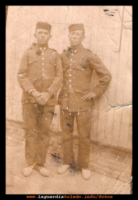  Emiliano y Bonifacio
 Bonifacio Pedraza (el tío jaro el esquilaor) con su cuñado Emiliano, haciendo el servicio militar en Cuatro vientos. Años 20.
Palabras clave:  servicio militar  Años 20.