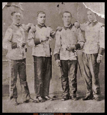 En Filipinas
Julián tacero 1º (por la derecha) haciendo el servicio militar en Filipinas año 1885.
Palabras clave: servicio militar Filipinas