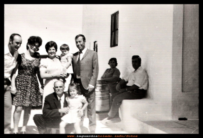 En el Santo Nino
En la ermita del Santo Niño, Paco Cabiedas y  Pili su mujer, Angelita Cabiedas y Jesús Pedraza con sus hijas, y Ángel Cabiedas.
Detrás, Navarro (el churrero) y su mujer Boni con la cámara de los helaos (era como un bidón con una pepeña cámara de aire al rededor, que se rellenava de hielo para conservar el frio) Año 1974

Palabras clave: ermita Santo Niño