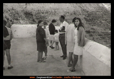  el Sto Niño
Año 1967, Inés Orgaz, su hermana Mari y Paca su madre, en el Sto Niño. Vemos en los cerros las pistas hechas para  los pinos, y estos si están puestos deben ser muy pequeños.

Palabras clave: las pistas hechas para  los pinos