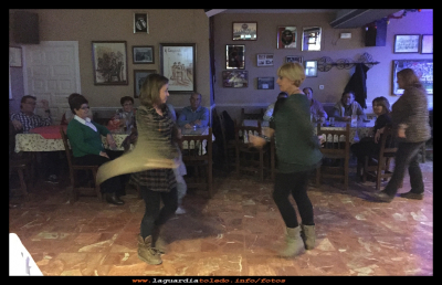 En el baile
En la fiesta de las judías tampoco falto el baile. (17-1-2015)
Vemos como Laura y Mª Rosa de marcan unas Sevillanas, o son unas jotas Manchegas?
 

Palabras clave: judías