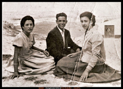En el cerro...
Juliana, Victoriano y María 1959. 
Fotografía tomada desde el cerro de los señores, donde hoy se encuentra el quiosco, esa parte del cerro era llamada así porque desde allí se asomaban los que tenían tierras por ese término, para ver el trabajo de los jornaleros, sobretodo en época de siega. 

Palabras clave: el cerro quiosco