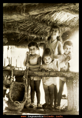 En el pajar
Jose y Cristi Orgaz, Geles Roncero y Gema Tejero en el pajar. Año 1974.
Palabras clave: el pajar