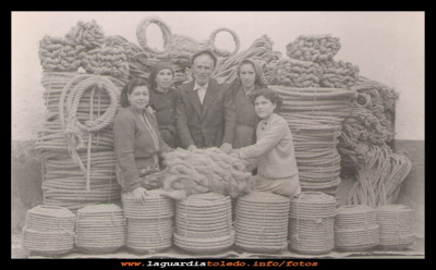 Entre maromas
Años 60, el tío Deosgracias  Pacheco (el cordelero) con su familia, detrás el trabajo que con esfuerzo desempeñaban, los cordeles. Por la izquierda, Inés (hija), Gregoria (hermana), el tío Deosgracias, Francisca (hermana) y Maria (hija de Francisca).  
EL CURSO DE LA VIDA: Los trabajos y oficios
Palabras clave:  Deosgracias  Pacheco (el cordelero) con su familia