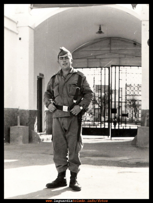 Enrique
Enrique de la Cruz,  cuando hizo  el servicio militar, en el regimiento de caballería de Melilla. (1968)
EL CURSO DE LA VIDA: < La mili
Palabras clave: el servicio militar