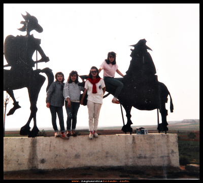 Entre Quijote y Sancho
Entre el Quijote y Sancho, Pauli del Castillo, Mª Carmen Nuño, Olga Valero y Mª Jose, Peláez en el año  1988
Palabras clave: Mª Carmen Nuño
