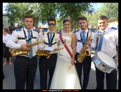 Entre músicos
Ana Nuño Campaya, dama saliente, posando con sus compañeros fiestas 24-9-2015
Palabras clave: Fiestas