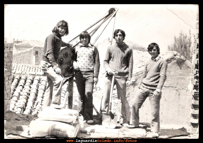 Entre tejaos
Obra en los tejaos, quitando goteras.
Miguel Cabello, Jesús Almagro, José Pedraza y Pedro Rico.

Palabras clave: Miguel Cabello, Jesús Almagro, José Pedraza y Pedro Rico