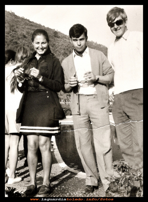 Lore, Perpeti y...
Loren Nuño y Perpeti Mora con una monitora de la catedra de la sección femenina, que estuvo en La Guardia en los primeros meses del año 1969.
Palabras clave: Loren Nuño  Perpeti Mora monitora  catedra