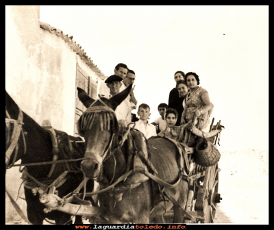 En el verano
Familia Mora Aranda. Año 1953 
De camino a la era.
Palabras clave: Familia Mora Aranda
