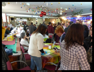 Esto se anima
Tercer festival gastronómico, organizado por la asociación culturar Proyecto Tupi.
Todos los años dedicamos esta jornada gastronómica a las judías, porque creemos que este plato tan nutritivo fue uno de los más importantes durante décadas en nuestro pueblo, simplemente cocidas con un poquito de aceite y una cabeza de ajos, a unas suculentas de matanza, que admitían cualquier parte del cerdo sobretodo el morquin  (El morquin es el estómago  del gorrino, que se rellena de la misma masa de las morcillas)
Otras de las costumbres era, el 17 de Enero día de San Antón,  echar el rabo del lechón al puchero con las judías, para que el próximo año el gorrino fuese más grande. 

Palabras clave: festival gastronómico judías Proyecto Tupi