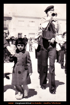 Primera banda de tambores y cornetas
Eugenio Orgaz desfilando con la primera banda de tambores y trompetas que hubo en La Guardia. Semana Santa del año 1975.  
El niño Miguel Ángel Campaya Pedraza, ya desde pequeñín tomando nota. Él entró con 5 añitos a tocar el tambor.
Palabras clave: tambores y trompetas Semana Santa del año 1975