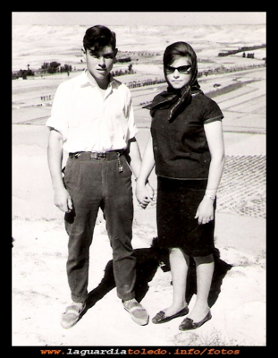 Eulogio y Pili
Manuel Eulogio  Sánchez Goñi familia de” los silleros” y María del Pilar Guzmán López . 
Foto del año 1965, su  1er.  año de novios  ( él 21 y ella 19 años)

Palabras clave: familia de” los silleros” 