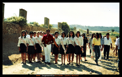 Corte de honor 1988
La reina del año 1988 Eva Mascaraque del Castillo, junto a sus damas de honor y mantenedor (Jaime) acompañando al santo niño a su ermita.
Palabras clave: reina del año 1988 Eva Mascaraque 