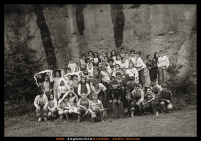 Excursion de la parroquia
Excursión de muchachos y muchachas, de la parroquia de La Guardia, cuando estaban en la catequesis, preparandose  para la confirmación. En el año1976.
Fotografía tomada en la ciudad encantada. 
INSTITUCIONES: La Parroquia
Palabras clave: muchachos y muchachas, de la parroquia de La Guardia año1976