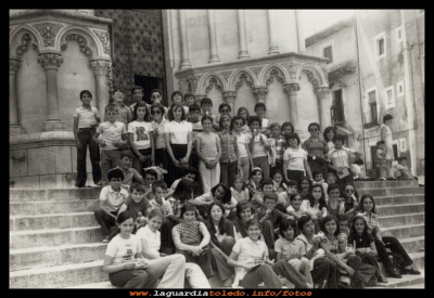  Excursion parroquial
Excursión de muchachos y muchachas, de la parroquia de La Guardia, cuando estaban en la catequesis, preparandose  para la confirmación. En el año1976.
Fotografía tomada en la puerta de la catedral de Cuenca.
INSTITUCIONES: La Parroquia

Palabras clave: parroquia D.Marcelino excursion