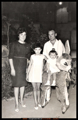 FAMILIA TACERO GARCÍA
Josefa García Peláez Y Vicente Tacero, con su hija Ana María y  Mª Presen García (Tullerias) Año 1968
