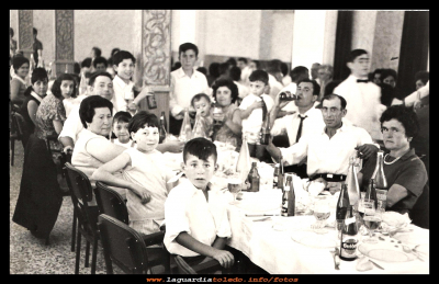 Familia Dominguez (Masena).
Boda de Pilar Galán Domínguez.
En la foto la familia (Masena) por la izq. José Cabiedas, al lado de pie su hijo José, Eleuteria,  su hija choni y Bicen, a continuación Pepe, y su hermano Emilio apoyado en la columna, Angeles Rico Seguido, con sus dos hijos Mª Angeles y Esteban, le sigue su marido Esteban,  Lucio y Vitorina. Al fondo, con un moño, Pepa Orgaz.   

Palabras clave: foto la familia (Masena)