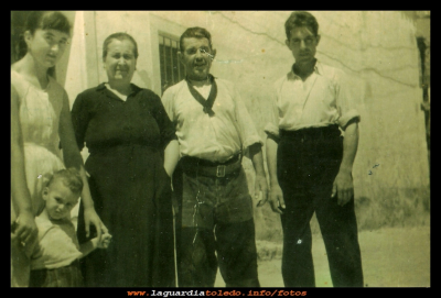 Familia Pedraza
Año 1952. Familia (del tío jaro el esquilaor) Gema, su madre Francisca, el padre Bonifacio y su hermano Bonifacio el niño es Antonio.
Palabras clave:  Familia (del tío jaro el esquilaor)