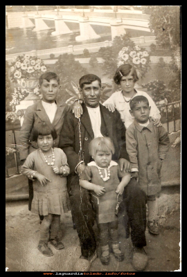 Familia Sánchez
Andrés Sánchez Largo y Familia.
José, Paca, Juliana, Tomasa y Abundio (1932)

Palabras clave:  Familia